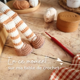 En ce moment, je travaille dans l'ombre...
Il n'y a pas toujours de nouveautés à montrer.
Parfois les journées sont consacrées à préparer les kits, répondre aux messages, rédiger des patrons ou imaginer les futurs projets.
C'est moins attrayant à poster ici, mais c'est aussi une grande partie de mon quotidien de créatrice crochet.
> Et croyez moi, j'ai autant hâte que vous de vous dévoiler ma nouvelle création !!